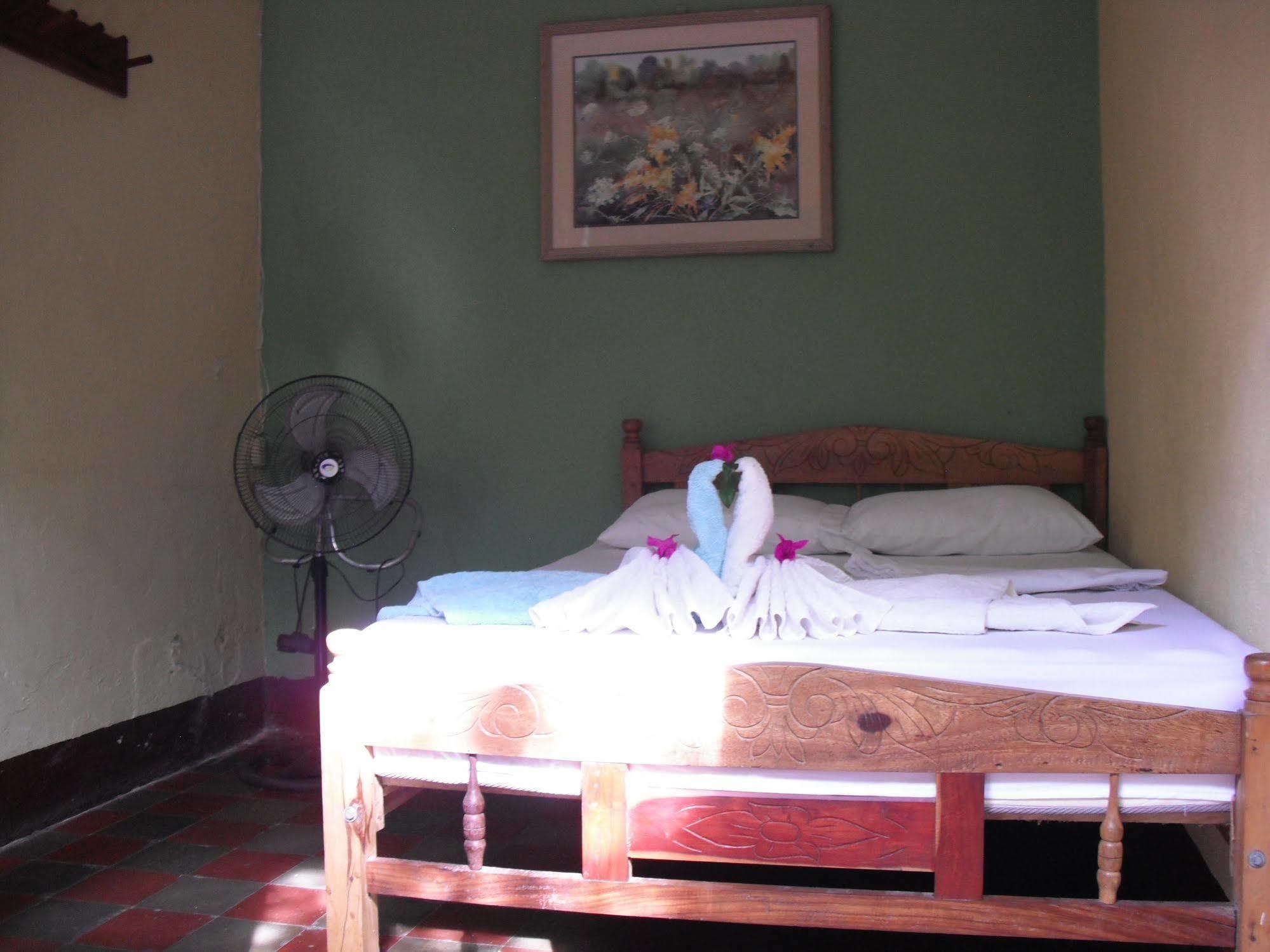 Hostal Casa Ivana Леон Экстерьер фото