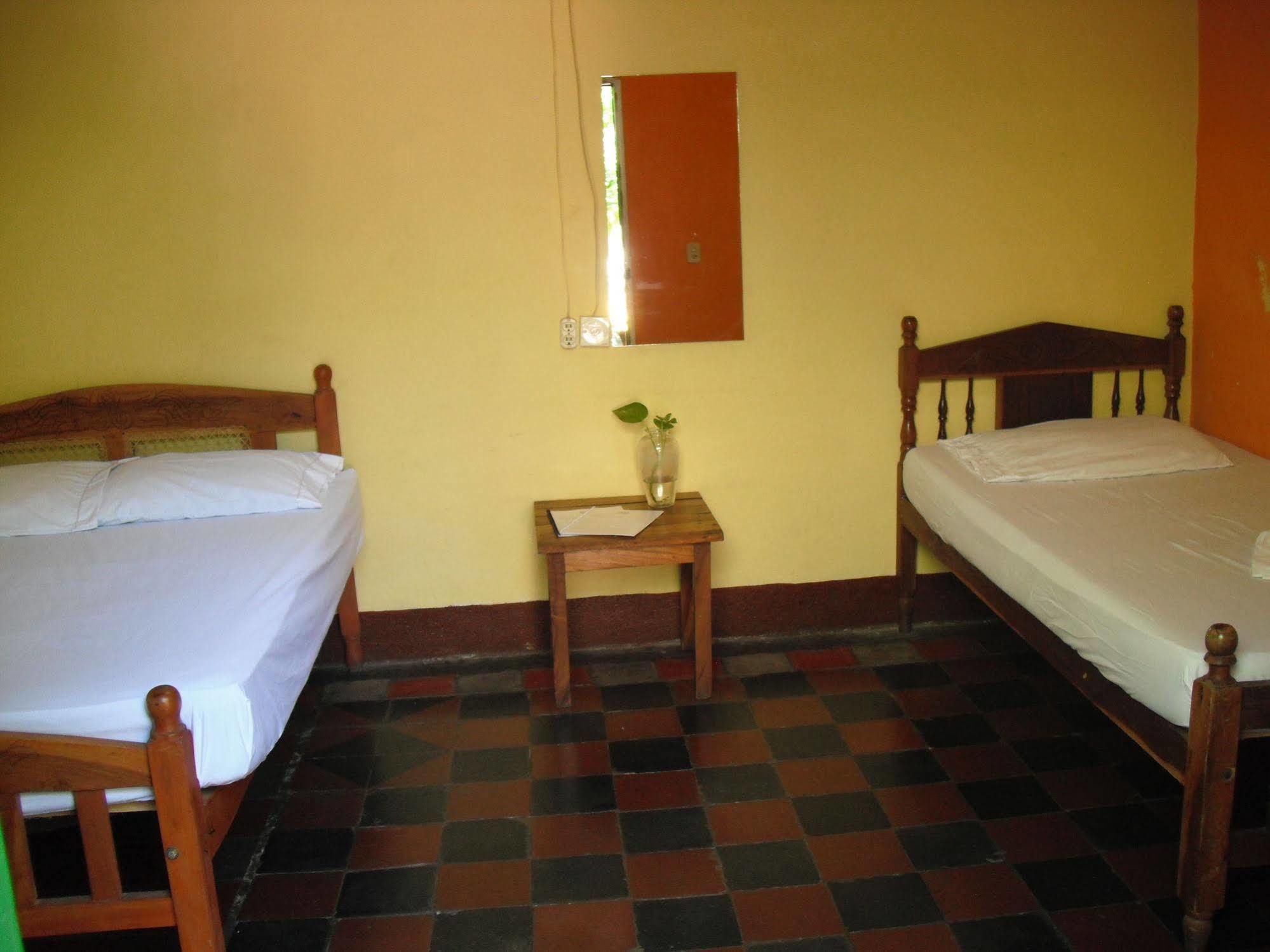 Hostal Casa Ivana Леон Экстерьер фото