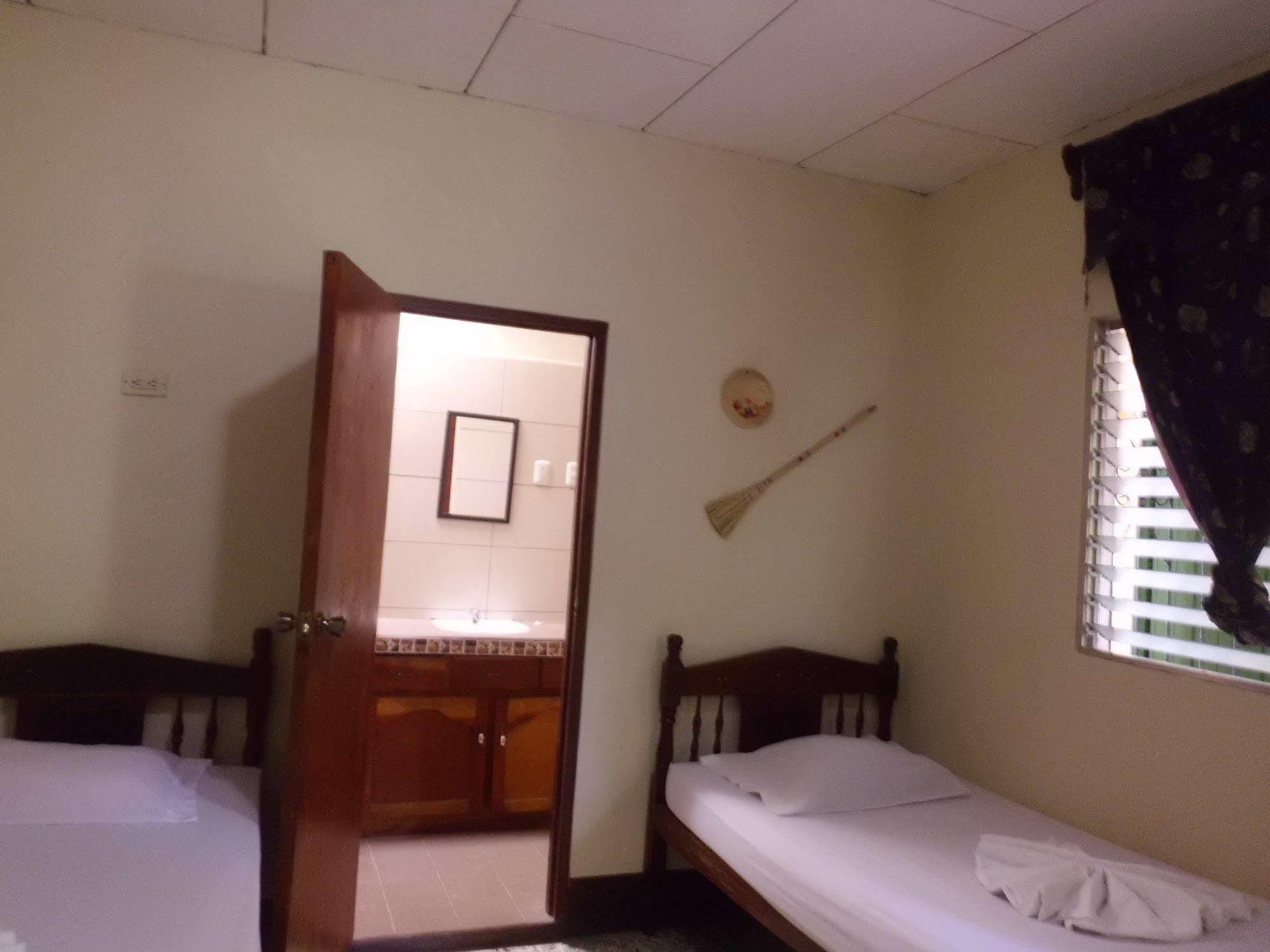 Hostal Casa Ivana Леон Экстерьер фото